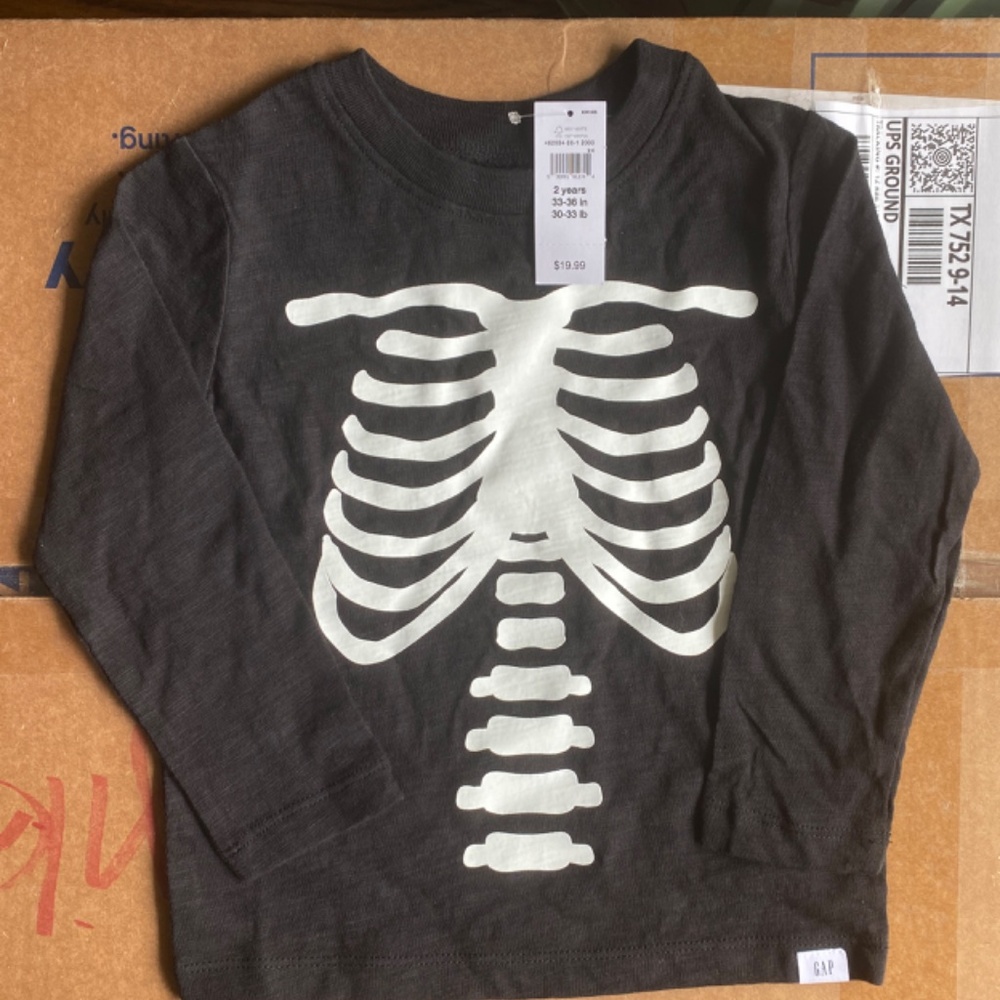 New Baby Gap Glow in the Dark Halloween Bones T-shirts 2years